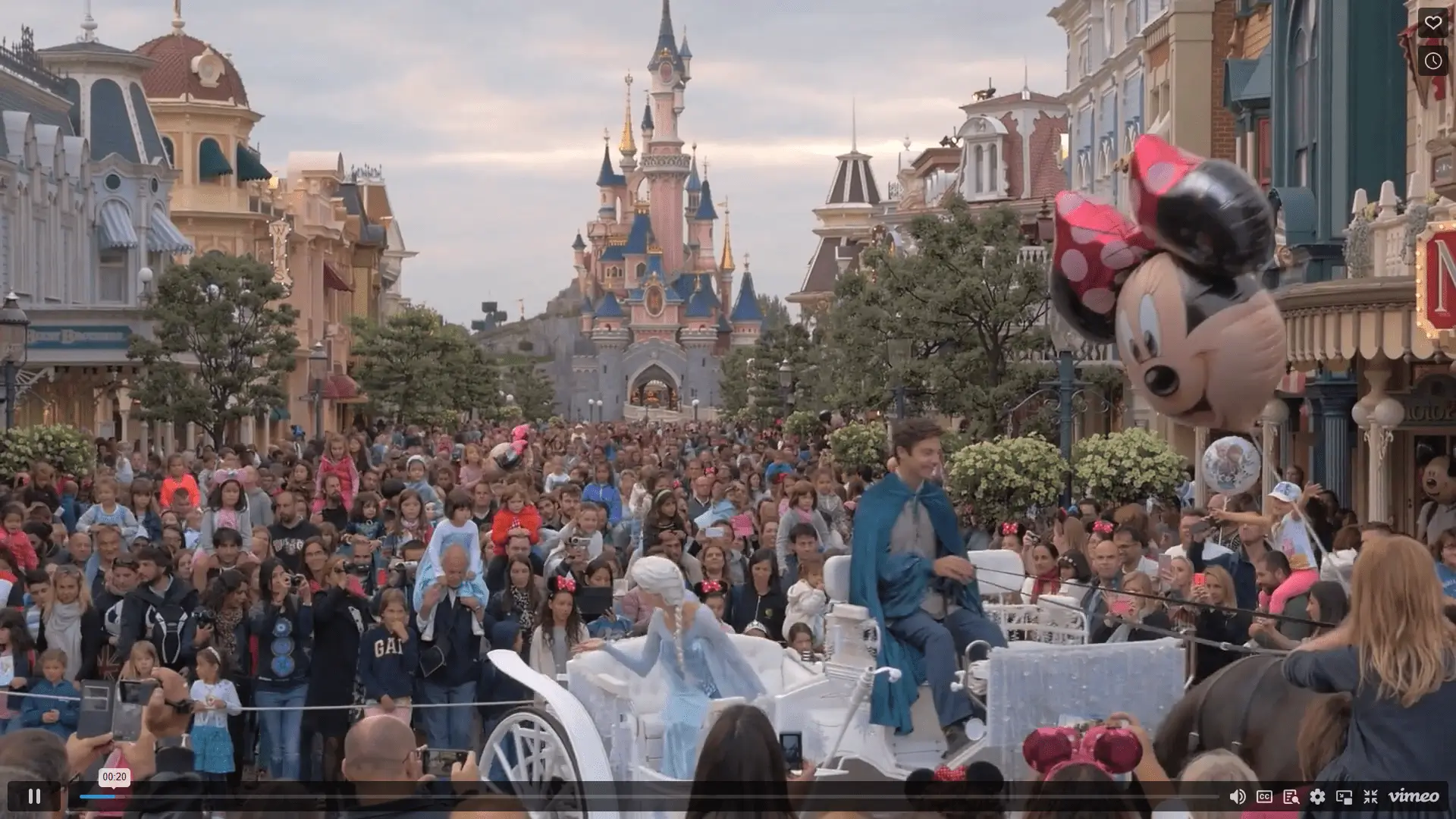 A crowd of people in front of a castle.